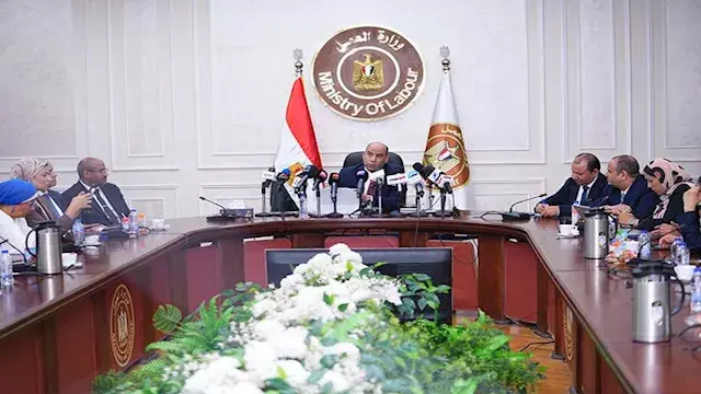 حماية الأجور أولوية.. وزير الع...