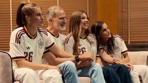 ملك إسبانيا للمنتخب الأول: الب...
