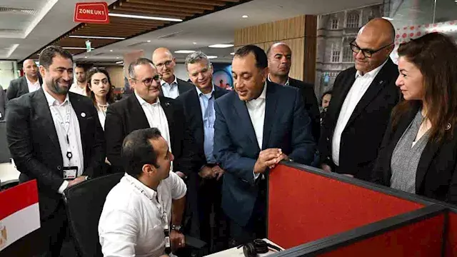 مدبولي يزور فودافون للحلول الذ...