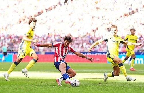 أتلتيكو مدريد بعشرة لاعبين يتع...