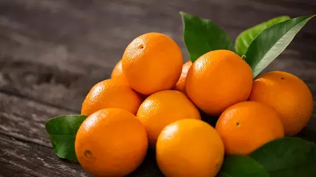 البرتقال والليمون.. خطأ شائع في تناول الحمضيات قد يسبب هذا العرض