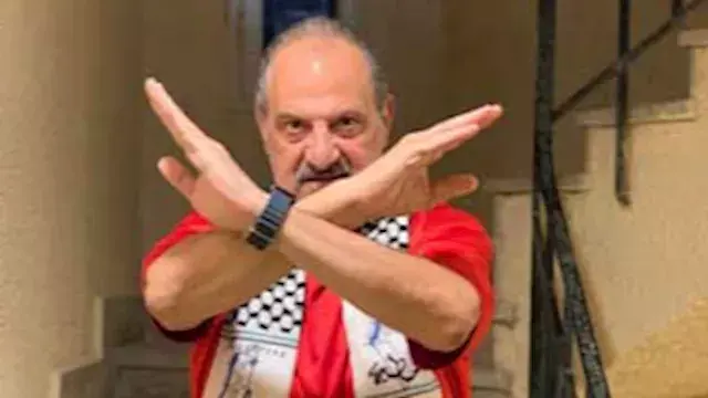 بقميص منتخب مصر ووشاح فلسطين.....