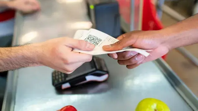 هل الإيصالات الورقية تضر صحتك؟.. حقيقة المواد الكيميائية التي يمتصها الجلد