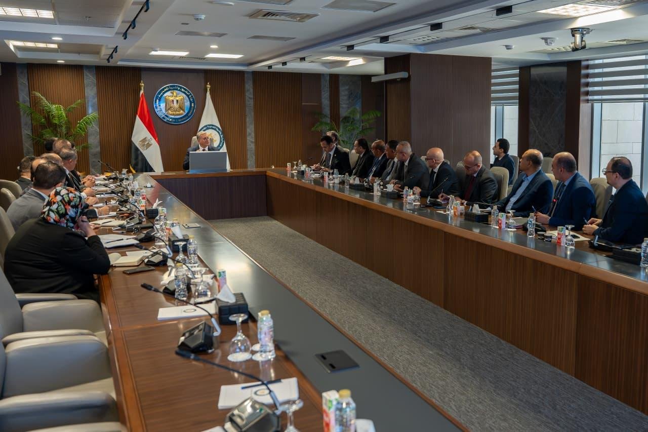 وزير البترول: تكثيف جهود جذب ا...