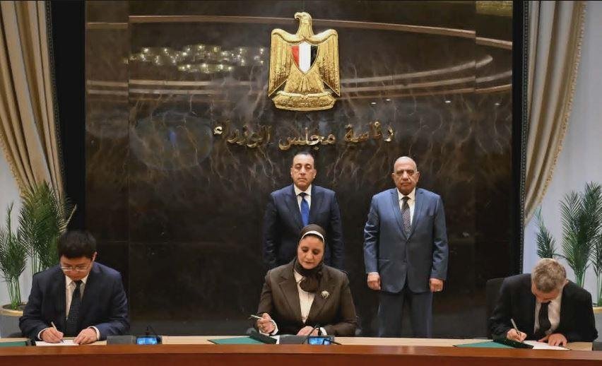 رئيس الوزراء يشهد مراسم توقيع...