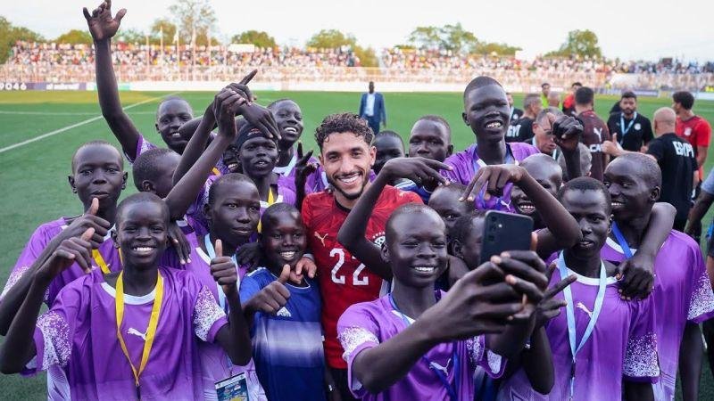 بـ6 كلمات.. "كاف" يعلق على صورة لعمر مرموش مع أطفال في جنوب السودان
