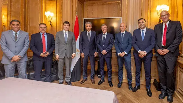 وزير السياحة يبحث مع كبرى الشر...