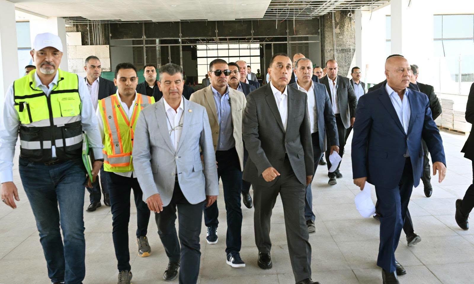 رئيس الوزراء يتفقد مشروع الخط...