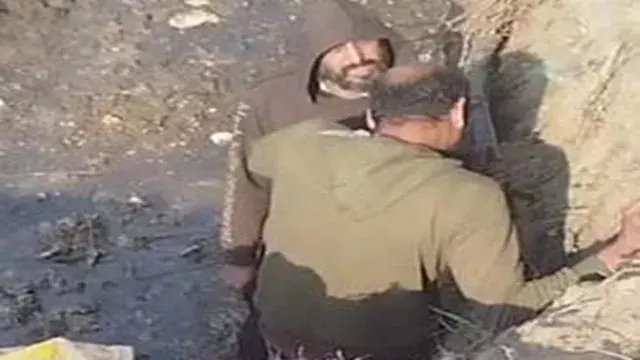 لحظة سرقة شخصين لكابلات الكهرب...