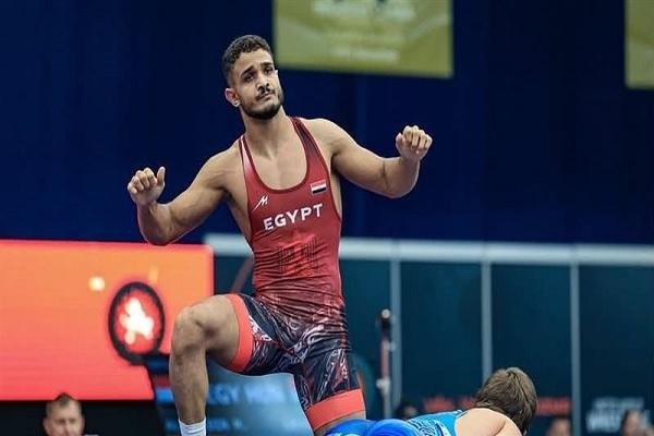 مصطفى حسين يتأهل إلى نصف نهائي...