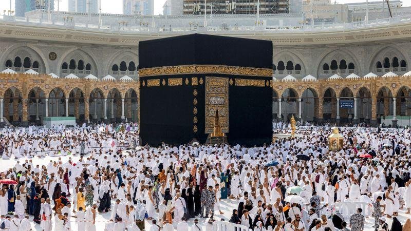 "يجسد نهجا إجراميا"..خطيبا الحرمين يعلقان على محاولة الحوثيين استهداف مكة