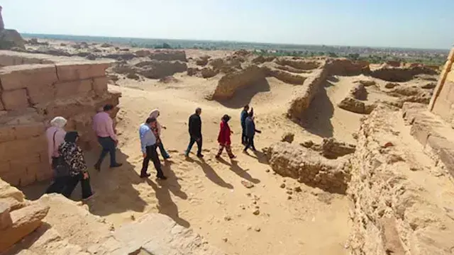 الأمين العام للأعلى للآثار يتف...
