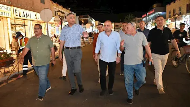 جولة ليلية مفاجئة لمحافظ جنوب سيناء بالسوق القديم بشرم الشيخ (صور)