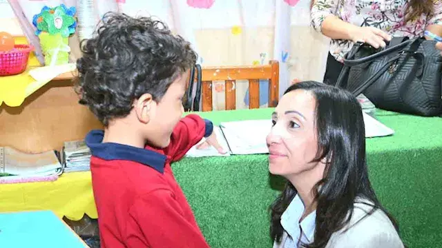 احتضنت التلاميذ.. محافظ البحير...
