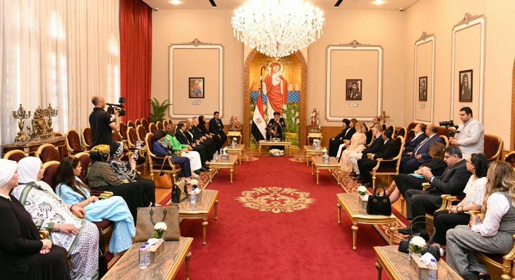 البابا تواضروس الثاني يستقبل و...