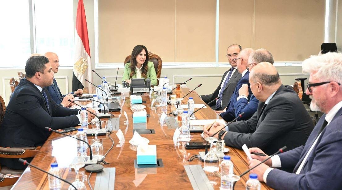 وزيرة الإسكان تبحث مع شركة ألم...