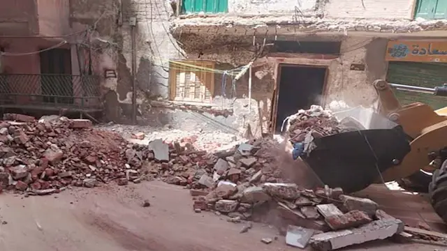 "البلكونة وقعت عليهم".. إصابة...