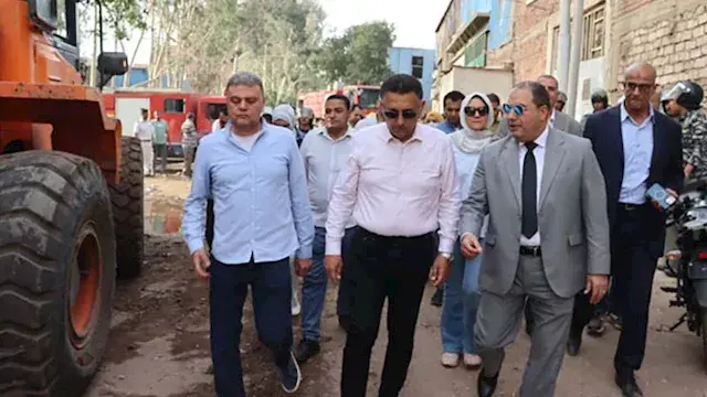 محافظ القليوبية ومدير الأمن يتابعان جهود السيطرة على حريق بـ3 منشآت صناعية