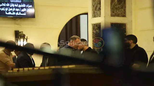 رغم ظروفه الصحية.. 20 صورة لـ محمود الخطيب في 4 عزاءات بأسبوع