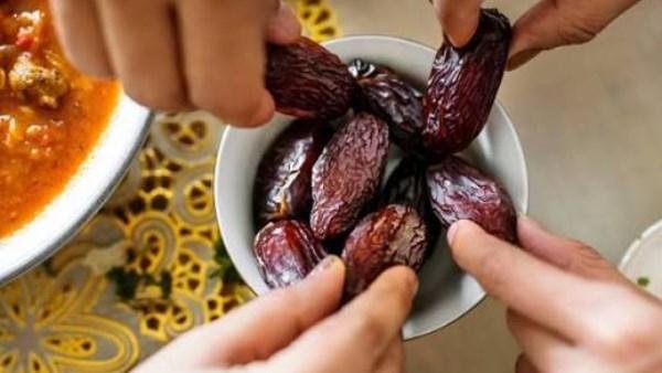 هل يجوز الإفطار قبل انتهاء أذان المغرب؟.. أمين الإفتاء يجيب