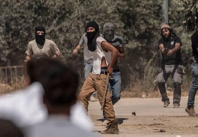 مستوطنون إسرائيليون يقيمون بؤر...