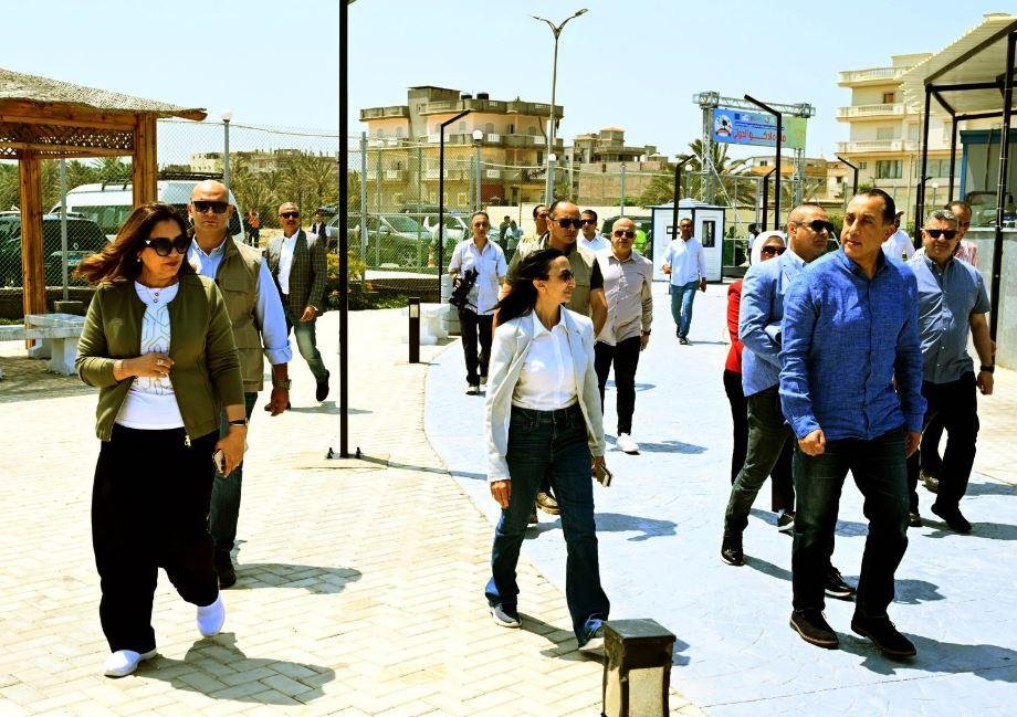 رئيس الوزراء يتفقد عددا من الم...