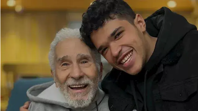 حفيد عبدالرحمن أبو زهرة يطلب الدعاء لجده: "صديقي ومثلي الأعلى"
