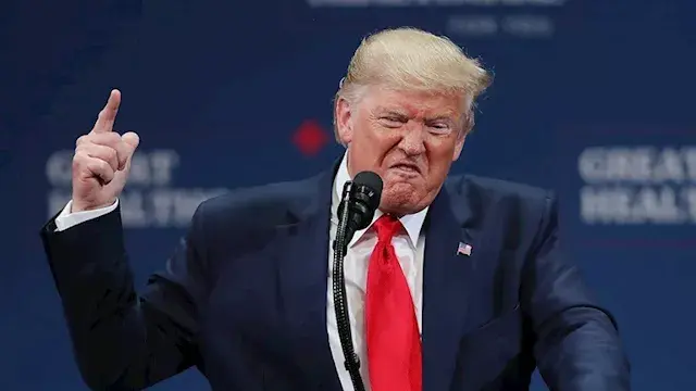 قاضي أمريكي يحظر وضع اسم ترامب على مبنى مركز كينيدي