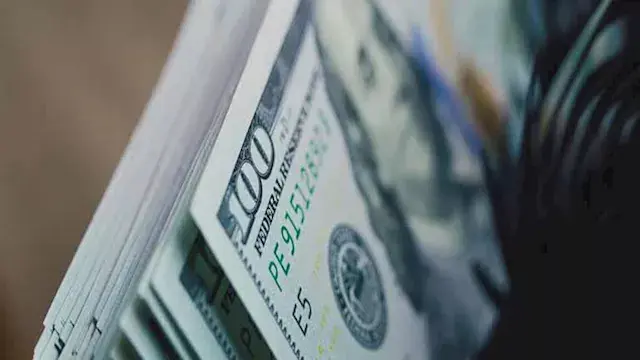 الدولار ينخفض لأول مرة منذ أسبوع مقابل الجنيه في منتصف التعاملات