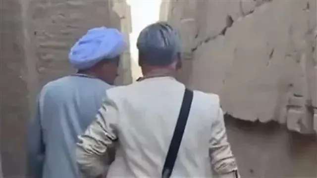 إحالة خفير للتحقيق بعد ظهوره في فيديو يتقاضى أموالًا من سائح داخل معابد الكرنك بالأقصر