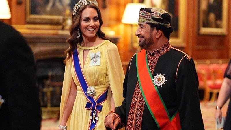 تاج الأميرة ديانا وفستان من مصمم عربي.. كيف اختارت كيت ميدلتون أزياءها لاستقبال سلطان عُمان؟