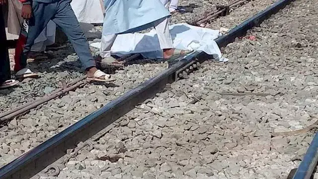قطار يصدم شخصًا بقليوب.. وشهود...