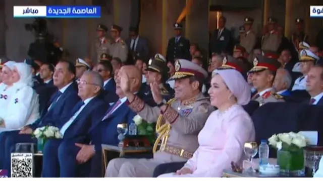 الرئيس السيسي وقرينته يحييان أ...