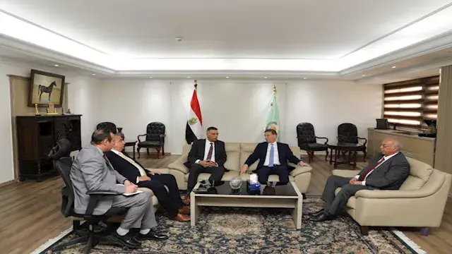 وزير الزراعة يناقش خطة تحويل م...