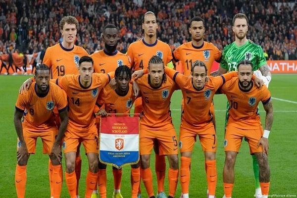 كومان يعلن تشكيل هولندا لمواجه...