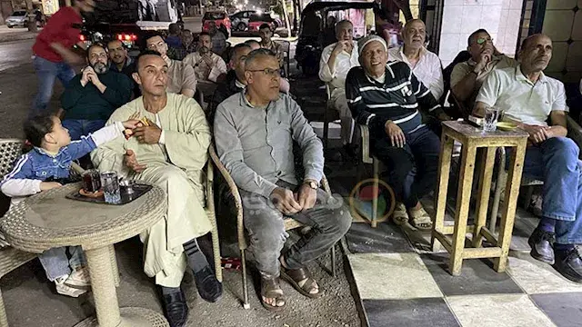 ترشيدًا للكهرباء.. مقهى بكفر الشيخ يفصل إنارة الواجهة أثناء مباراة القمة (صور)