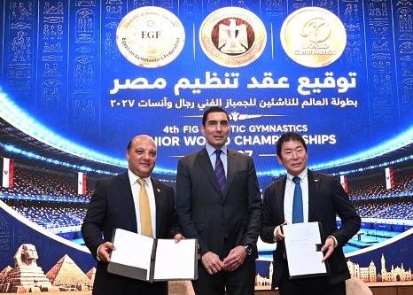 وزير الرياضة يشهد توقيع عقد اس...