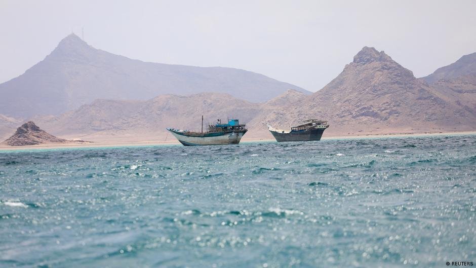 مصدر عسكري يمني: الحوثيون يحفرون خنادق قرب باب المندب ويلغمون البحر
