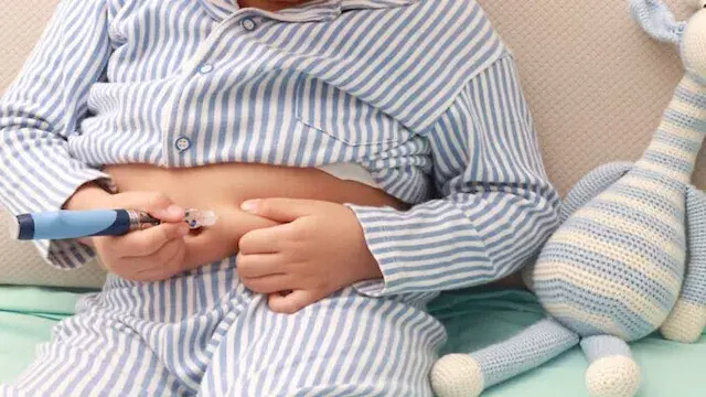 أم تمنع طفلها من الأنسولين.. وطبيب يحذر