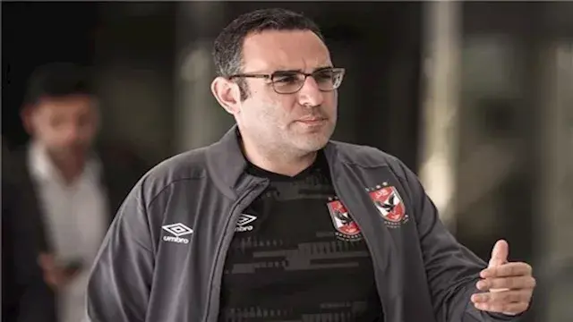 "بعد الهدف الثاني".. مشادة بين محمد الدماطي عضو مجلس إدارة الأهلي وأحد مشجعي الزمالك
