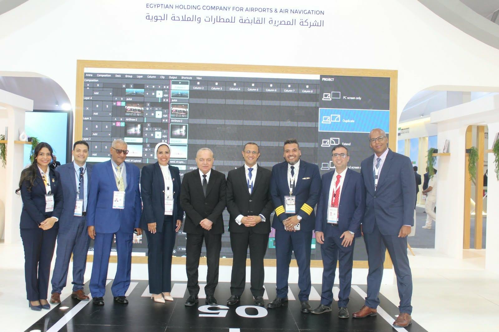 القابضة للمطارات تبحث سبل التعاون مع بعض الشركات بمعرض العلمين للطيران