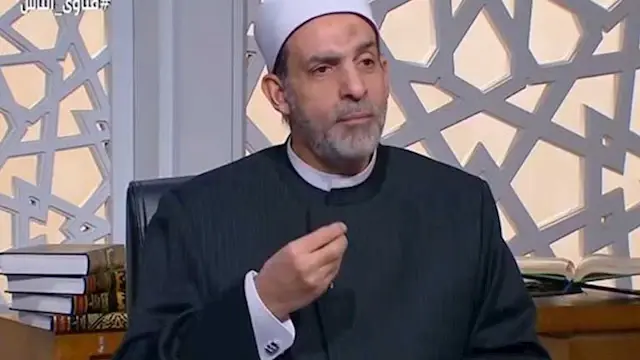 هل يشترط الحجاب عند قراءة الأذ...