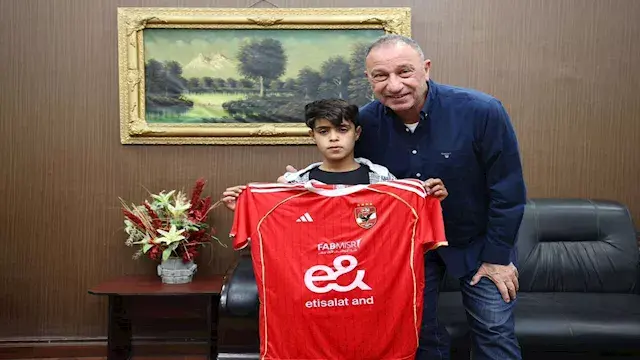 الخطيب يزور مشجع الأهلي بعد تعرضه لحادث سير