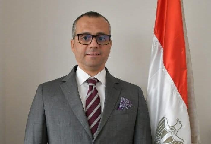 المدرب الجديد ومهاجم الفريق.....