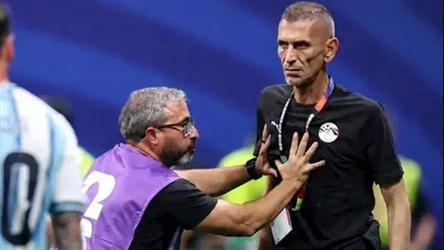 بقرار من الفيفا.. إيقاف مدرب م...