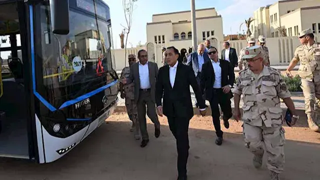 17 صورة.. مدبولي يستقل الأتوبي...
