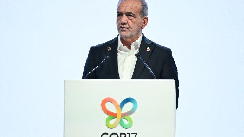 إيران تؤكد ثبات موقفها من مفاوضات أمريكا.. وبزشكيان: "نأكل التراب ولا نتنازل"