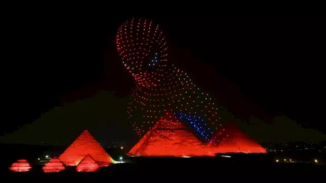 سبايدرمان يضيء سماء الأهرامات...