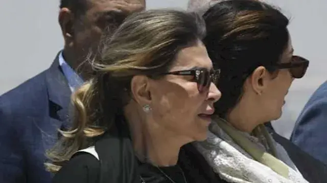 انهيار زوجة هاني شاكر في وداعه بمسجد أبو شقة