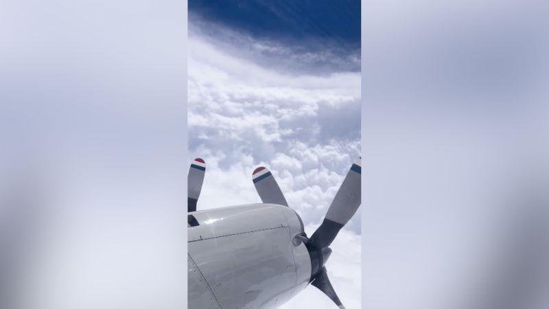 فيديو يوثق دخول طائرة عين إعصار "بولو".. شاهد ما رصدته